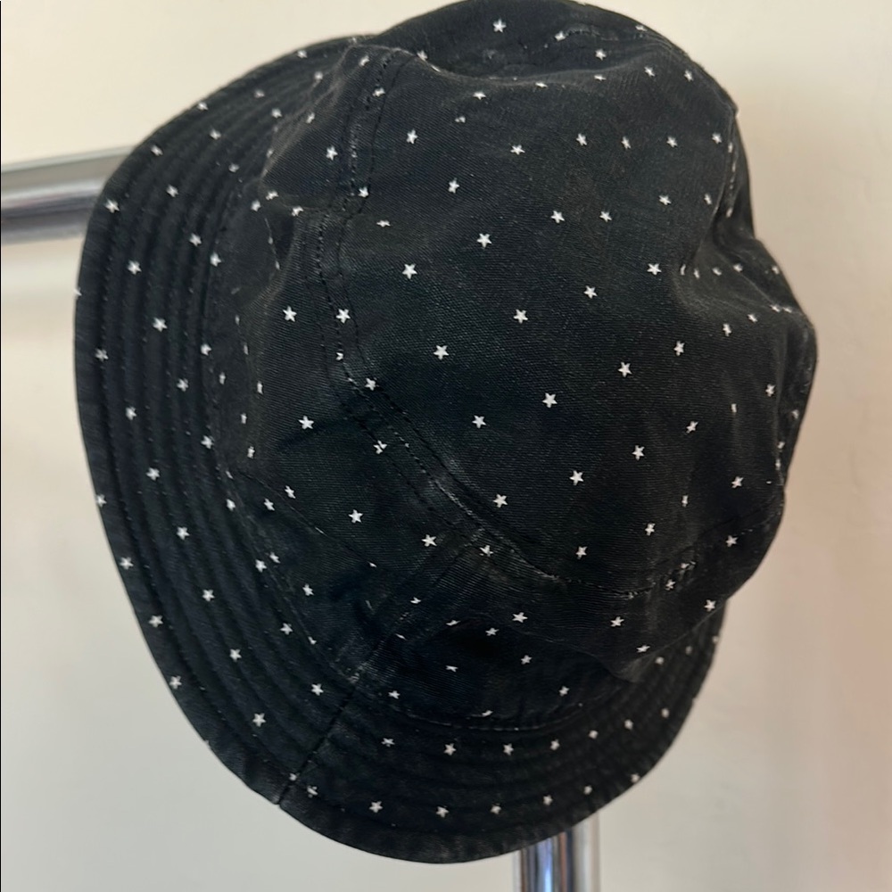 Van’s black hat with white Star Pattern Bucket Hat